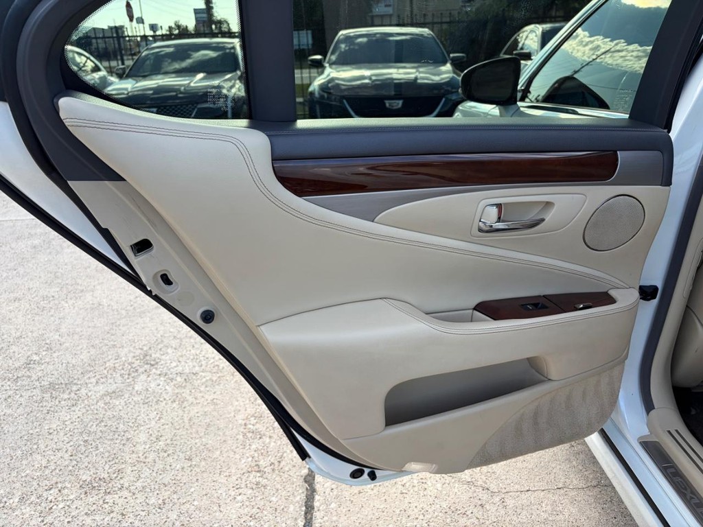 Lexus LS 460 Vehicle Full-screen Gallery Image 19