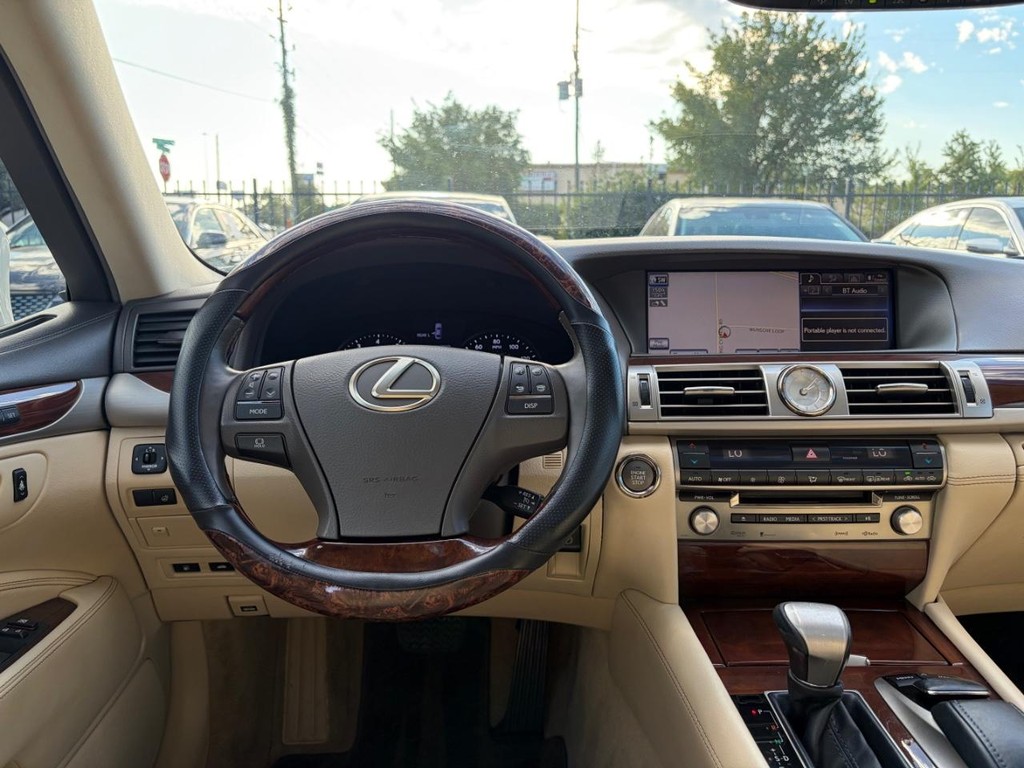 Lexus LS 460 Vehicle Full-screen Gallery Image 20