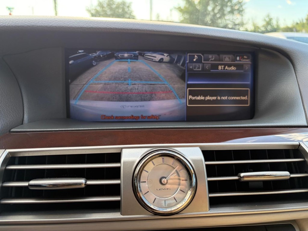 Lexus LS 460 Vehicle Full-screen Gallery Image 23