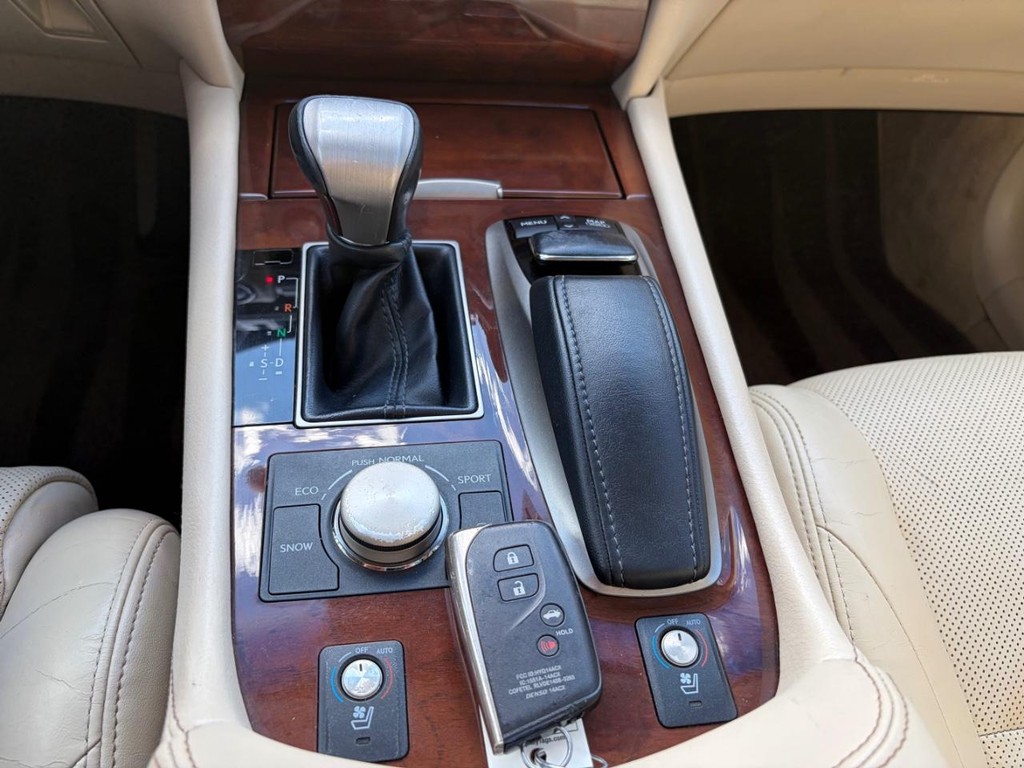 Lexus LS 460 Vehicle Full-screen Gallery Image 25
