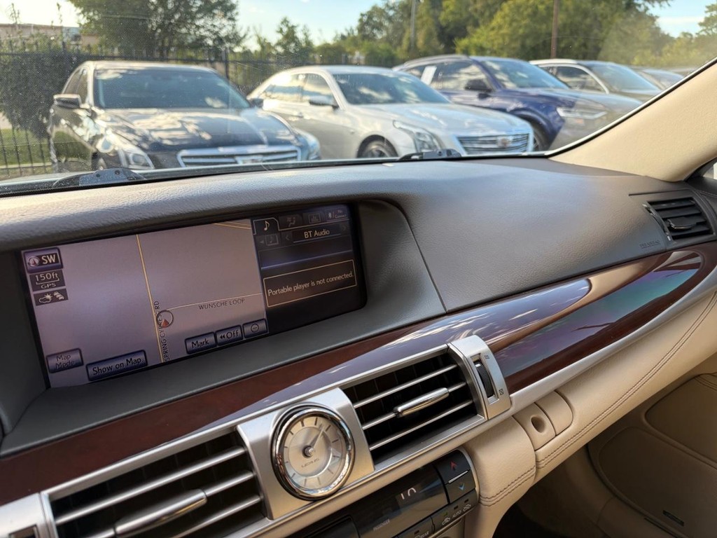Lexus LS 460 Vehicle Full-screen Gallery Image 26