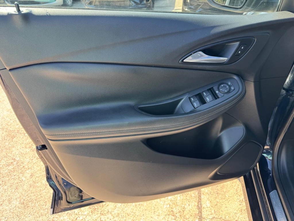 Buick Encore GX Vehicle Full-screen Gallery Image 12