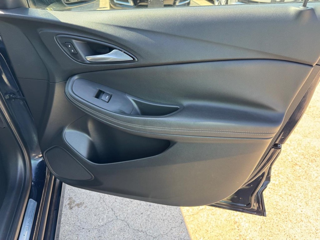 Buick Encore GX Vehicle Full-screen Gallery Image 15