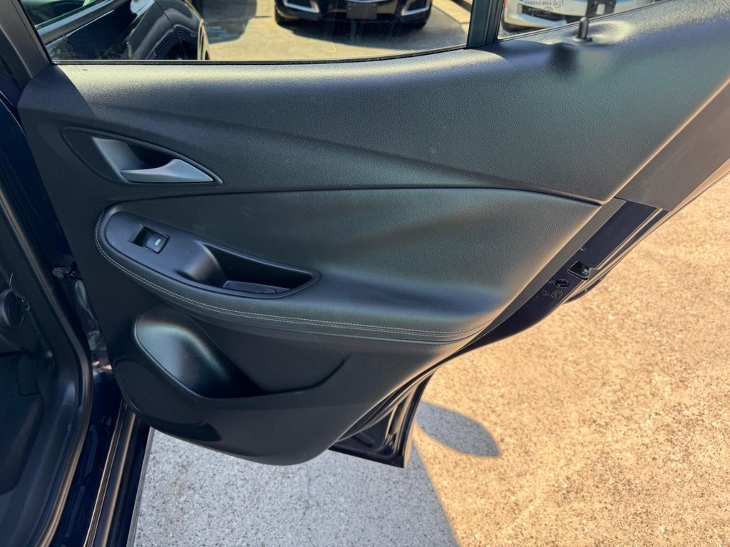 Buick Encore GX Vehicle Full-screen Gallery Image 17