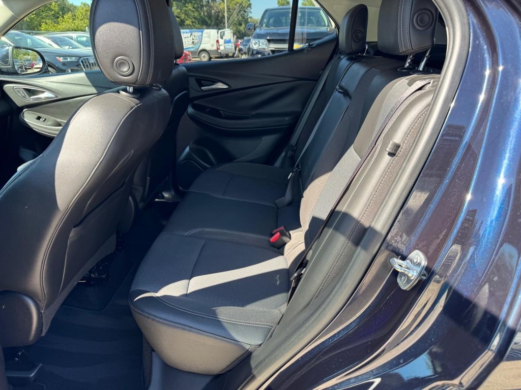 Buick Encore GX Vehicle Full-screen Gallery Image 18