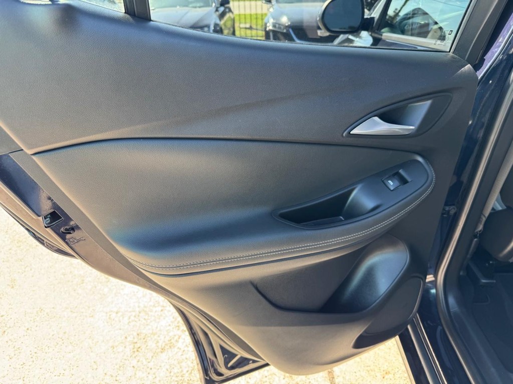 Buick Encore GX Vehicle Full-screen Gallery Image 19