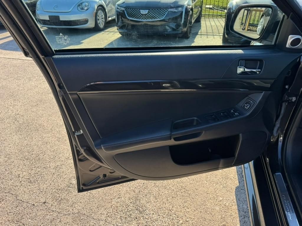 Mitsubishi Lancer Vehicle Full-screen Gallery Image 12