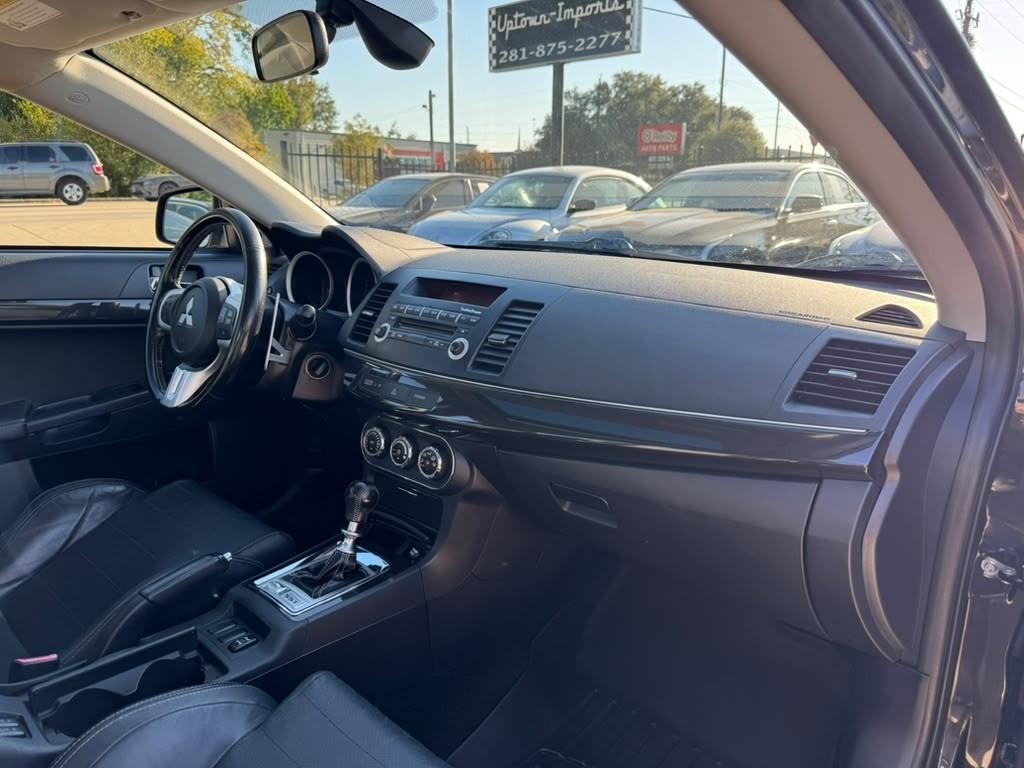 Mitsubishi Lancer Vehicle Full-screen Gallery Image 13