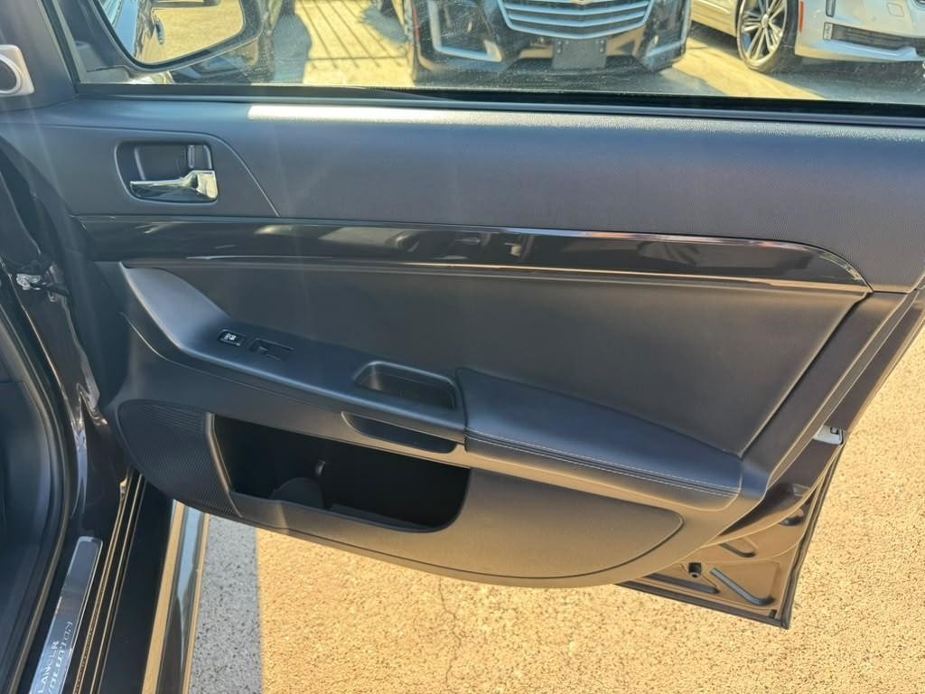 Mitsubishi Lancer Vehicle Full-screen Gallery Image 15