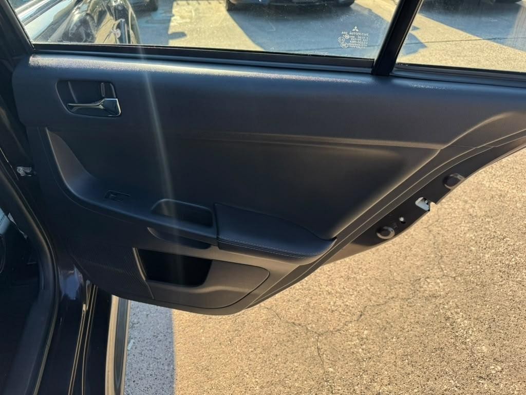 Mitsubishi Lancer Vehicle Full-screen Gallery Image 17