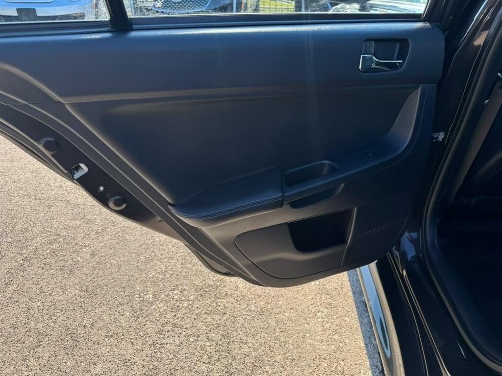 Mitsubishi Lancer Vehicle Full-screen Gallery Image 19