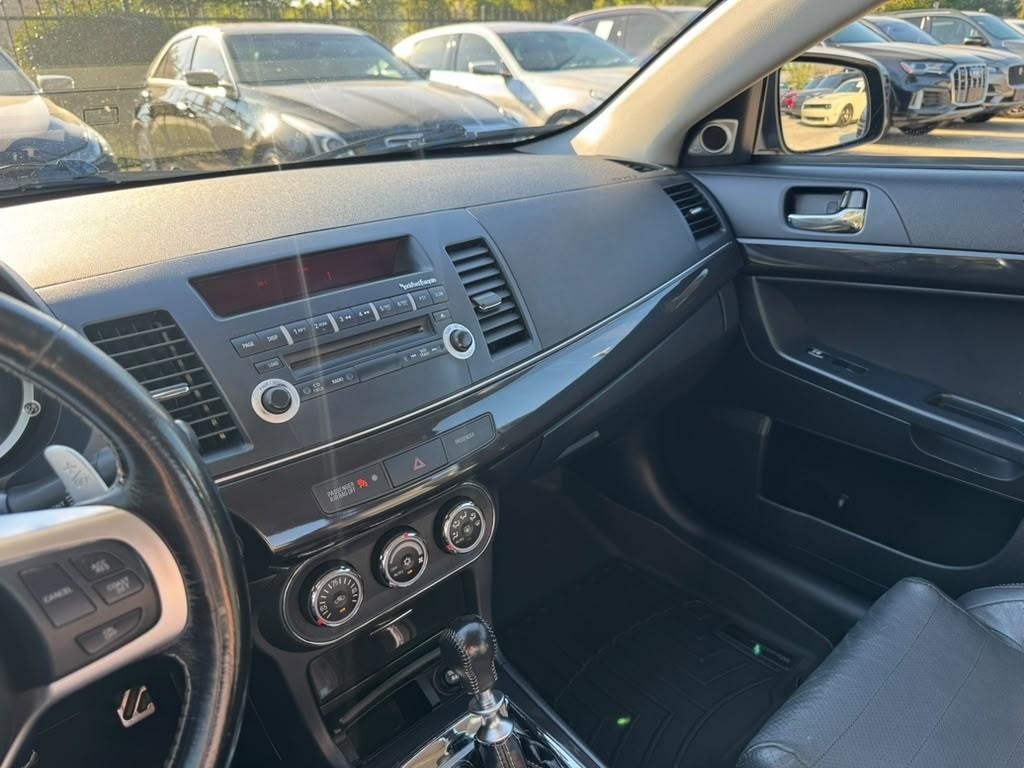 Mitsubishi Lancer Vehicle Full-screen Gallery Image 24