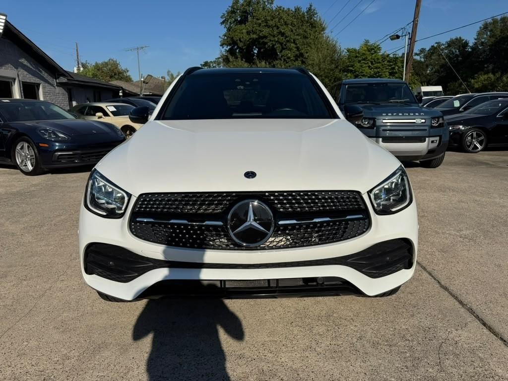 Mercedes-Benz GLC 300 Vehicle Full-screen Gallery Image 02