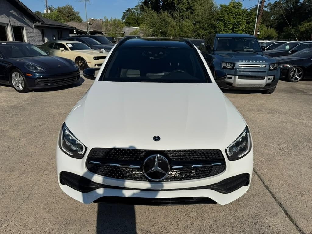 Mercedes-Benz GLC 300 Vehicle Full-screen Gallery Image 03