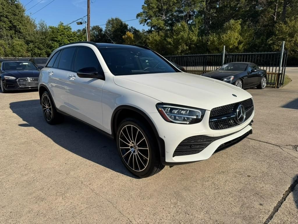 Mercedes-Benz GLC 300 Vehicle Full-screen Gallery Image 04