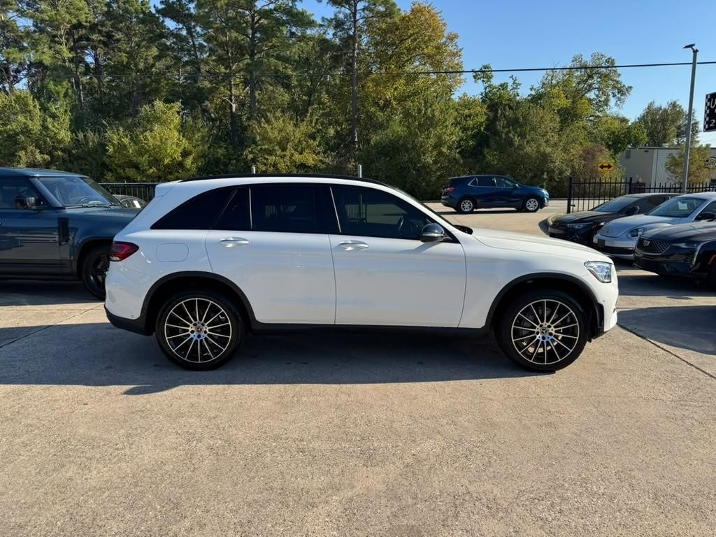 Mercedes-Benz GLC 300 Vehicle Full-screen Gallery Image 05