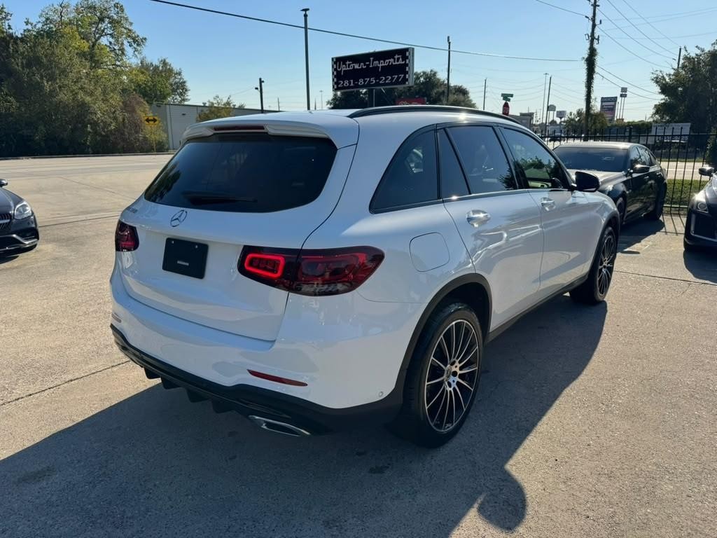 Mercedes-Benz GLC 300 Vehicle Full-screen Gallery Image 06