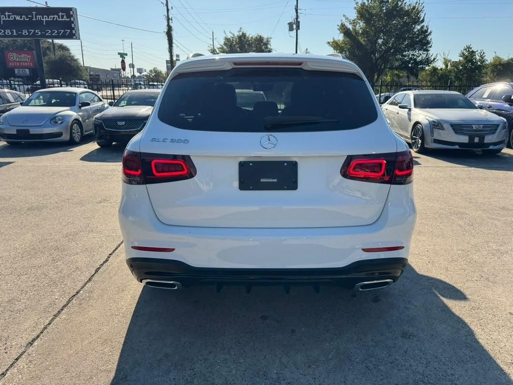 Mercedes-Benz GLC 300 Vehicle Full-screen Gallery Image 07
