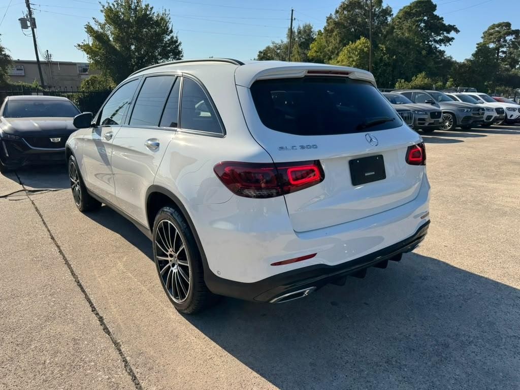 Mercedes-Benz GLC 300 Vehicle Full-screen Gallery Image 08