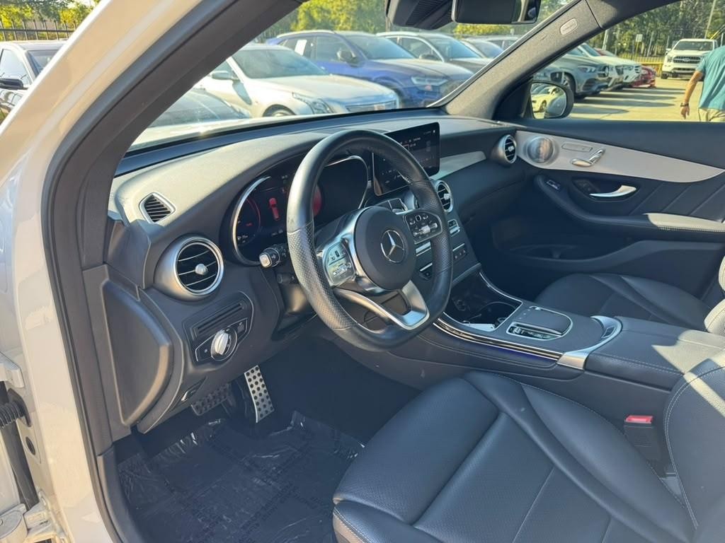Mercedes-Benz GLC 300 Vehicle Full-screen Gallery Image 10