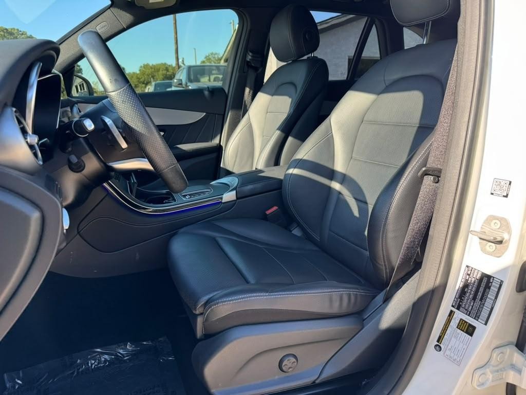 Mercedes-Benz GLC 300 Vehicle Full-screen Gallery Image 11