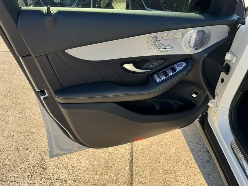 Mercedes-Benz GLC 300 Vehicle Full-screen Gallery Image 12