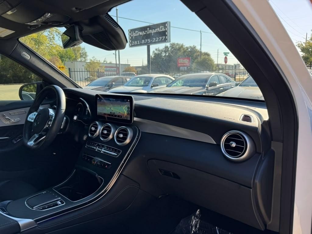 Mercedes-Benz GLC 300 Vehicle Full-screen Gallery Image 13