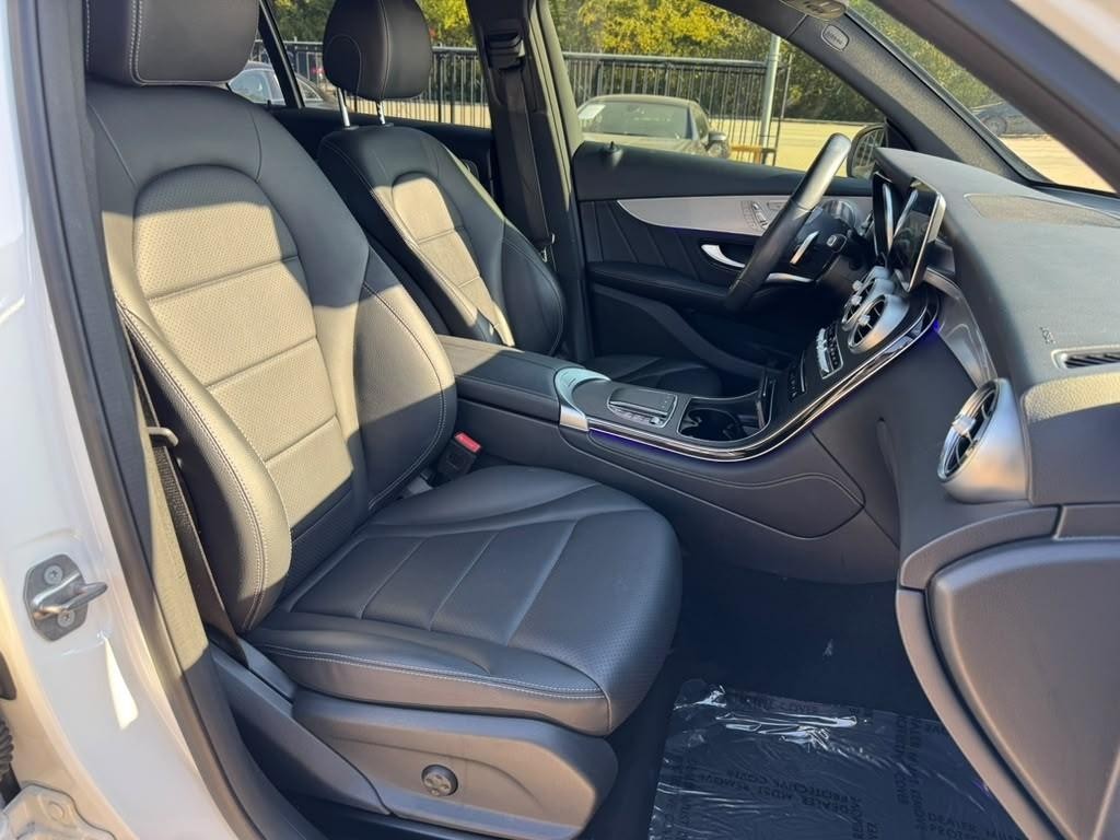Mercedes-Benz GLC 300 Vehicle Full-screen Gallery Image 14