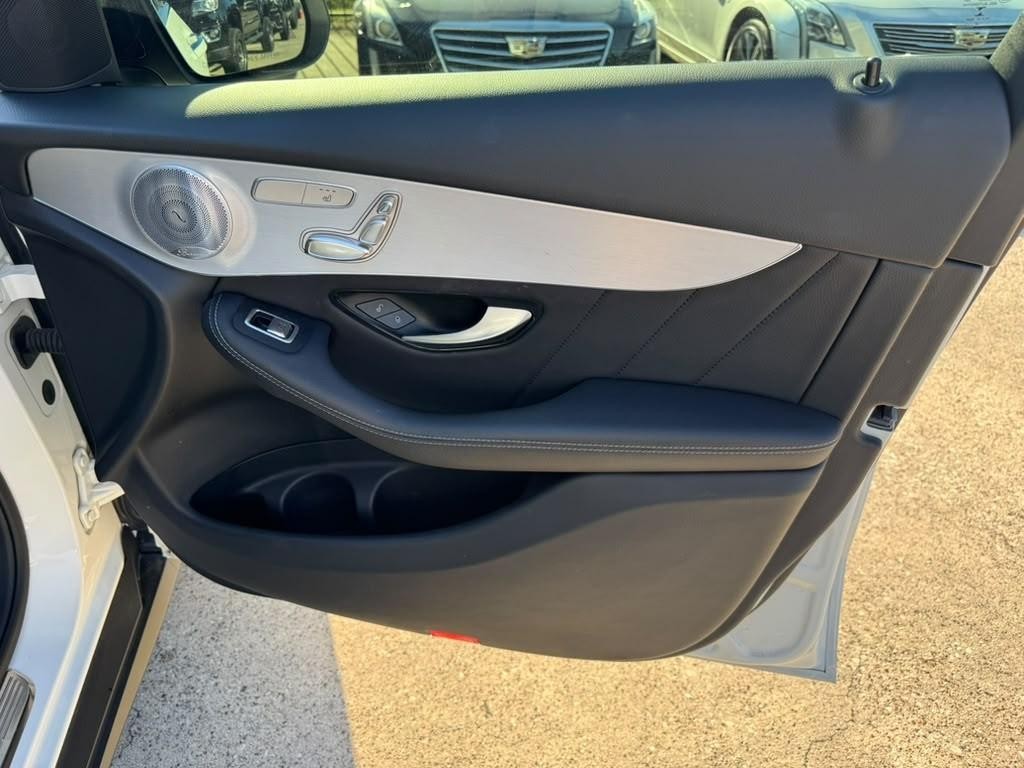 Mercedes-Benz GLC 300 Vehicle Full-screen Gallery Image 15
