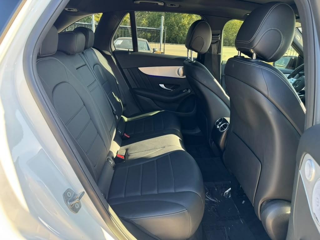 Mercedes-Benz GLC 300 Vehicle Full-screen Gallery Image 16