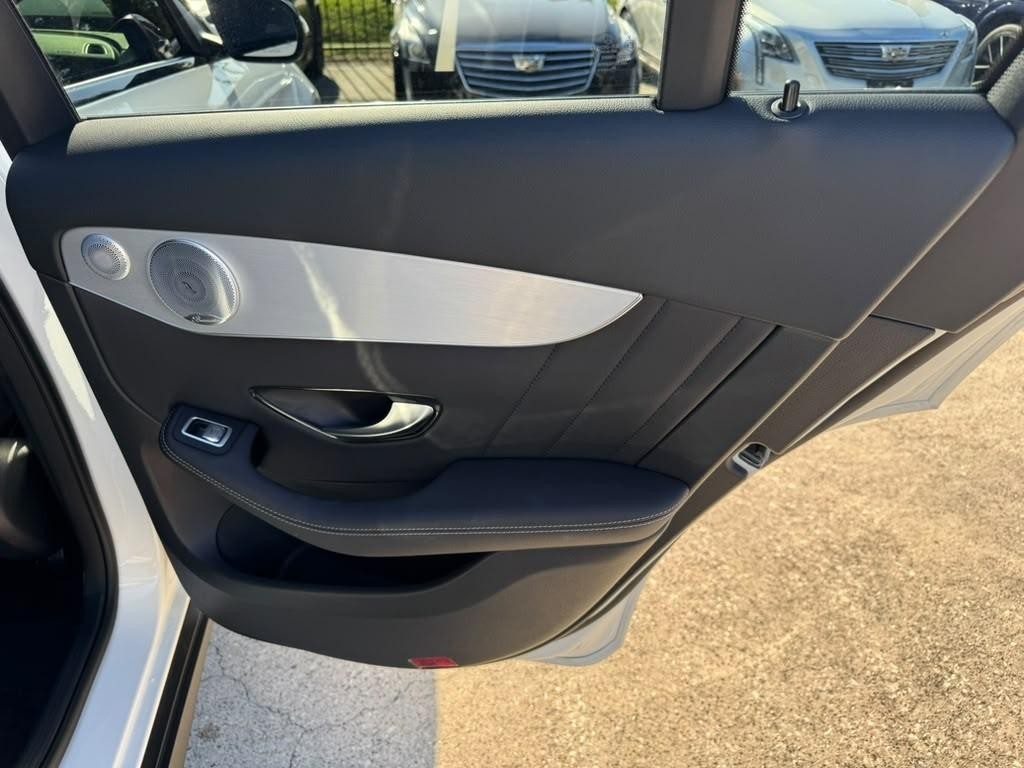 Mercedes-Benz GLC 300 Vehicle Full-screen Gallery Image 17