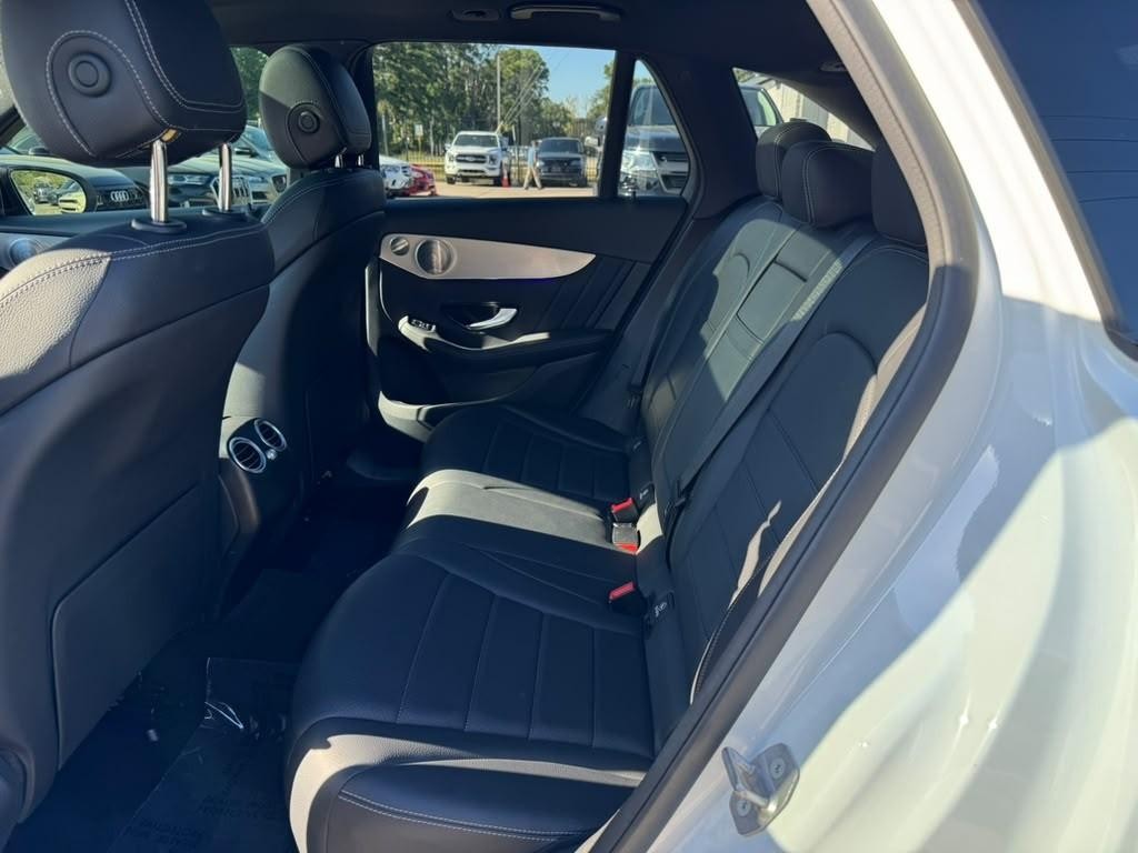 Mercedes-Benz GLC 300 Vehicle Full-screen Gallery Image 18