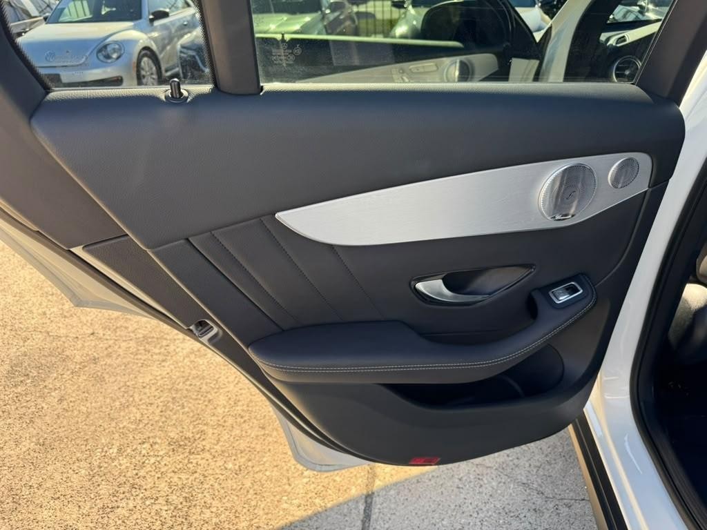 Mercedes-Benz GLC 300 Vehicle Full-screen Gallery Image 19