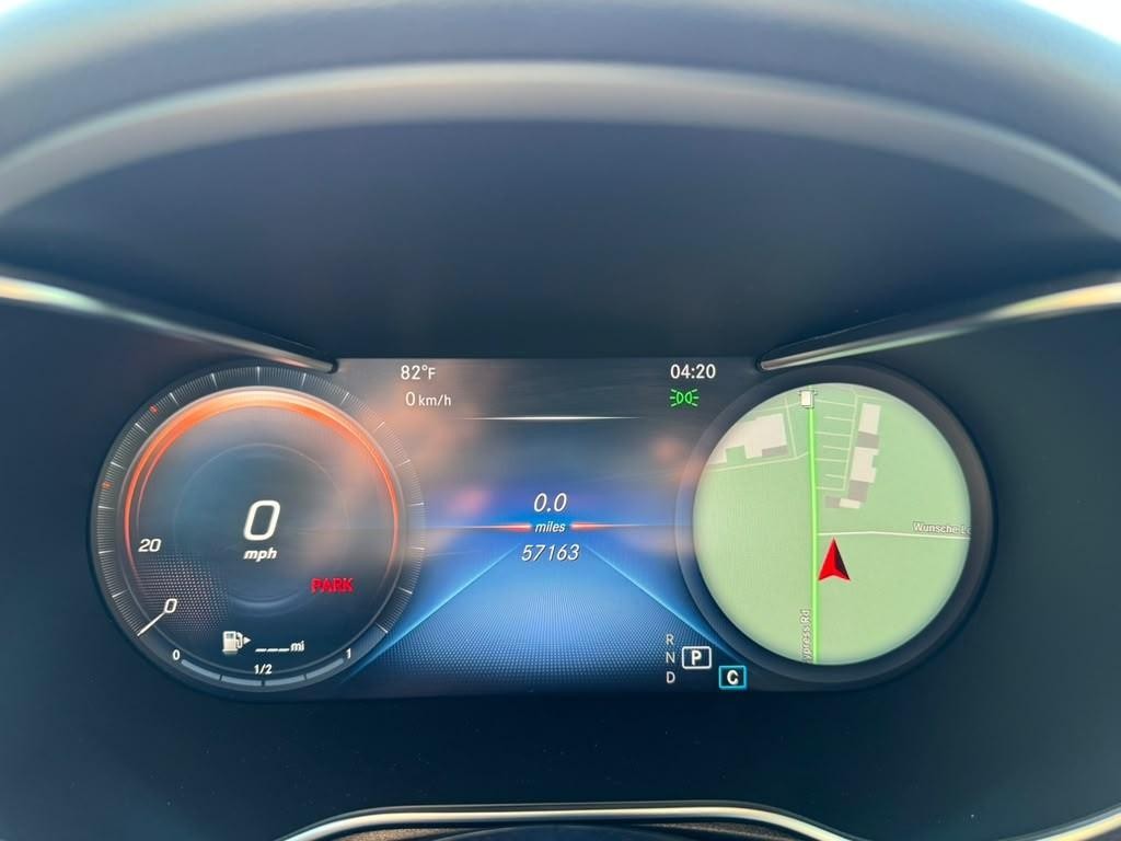 Mercedes-Benz GLC 300 Vehicle Full-screen Gallery Image 21