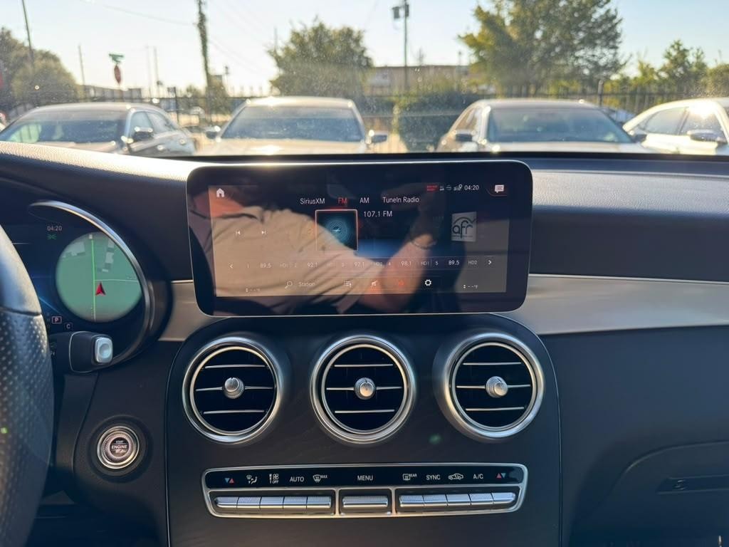 Mercedes-Benz GLC 300 Vehicle Full-screen Gallery Image 22