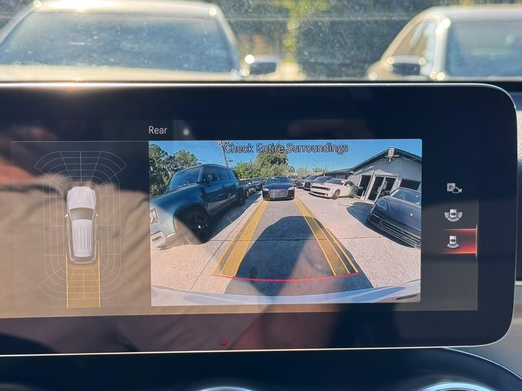 Mercedes-Benz GLC 300 Vehicle Full-screen Gallery Image 23