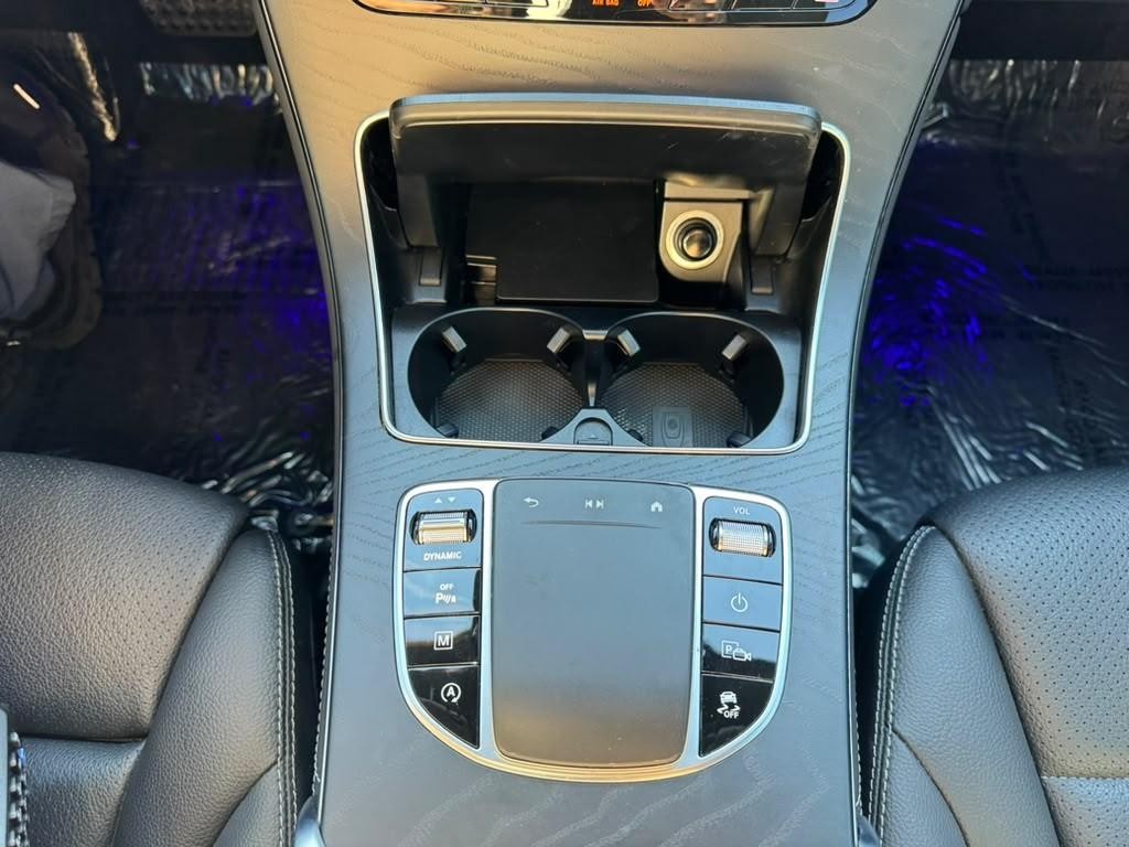 Mercedes-Benz GLC 300 Vehicle Full-screen Gallery Image 25