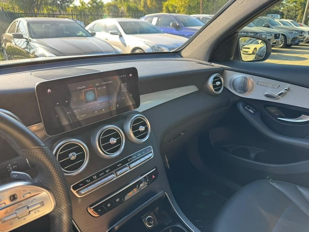 Mercedes-Benz GLC 300 Vehicle Full-screen Gallery Image 26
