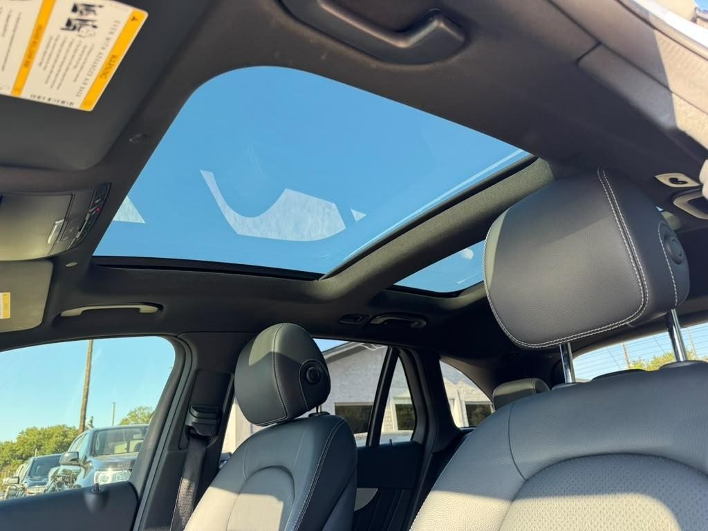 Mercedes-Benz GLC 300 Vehicle Full-screen Gallery Image 27