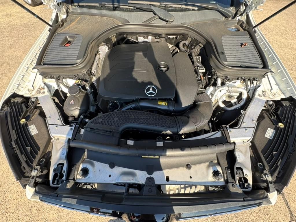 Mercedes-Benz GLC 300 Vehicle Full-screen Gallery Image 29