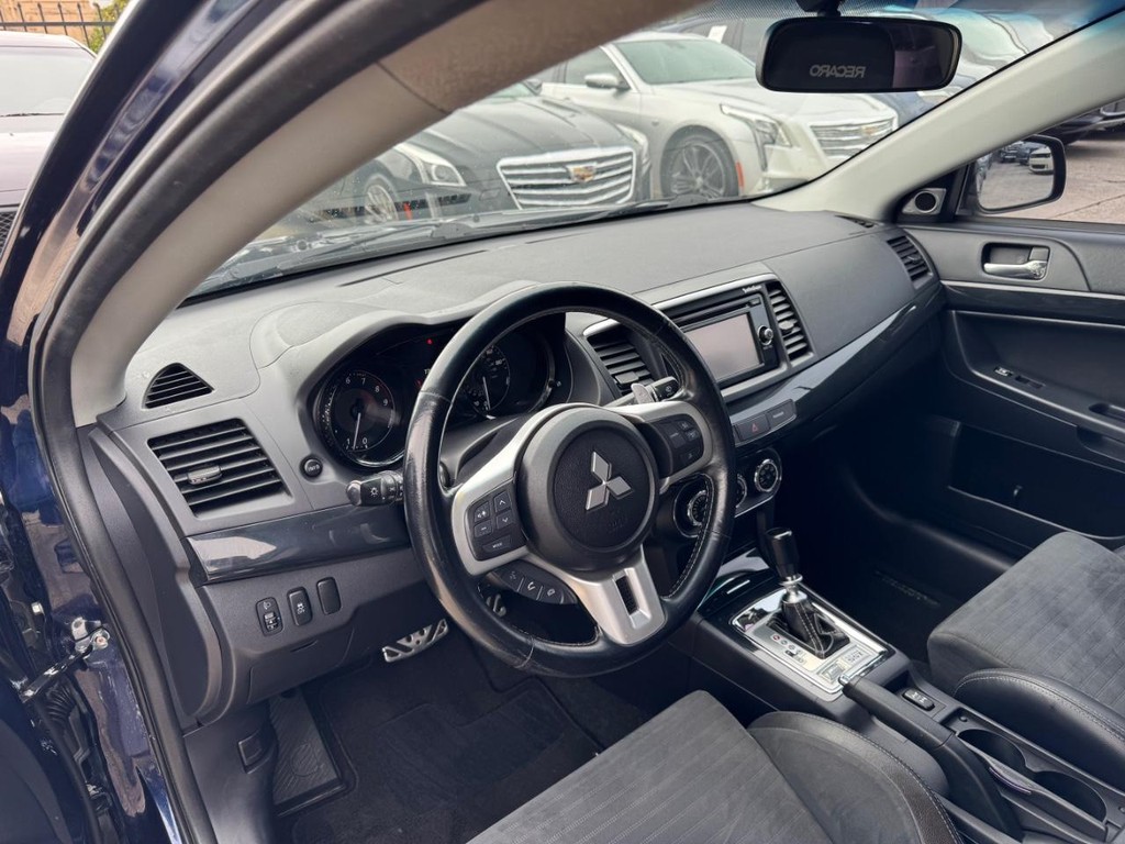 Mitsubishi Lancer Evolution Vehicle Full-screen Gallery Image 10