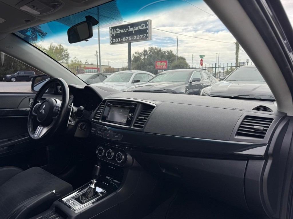 Mitsubishi Lancer Evolution Vehicle Full-screen Gallery Image 13