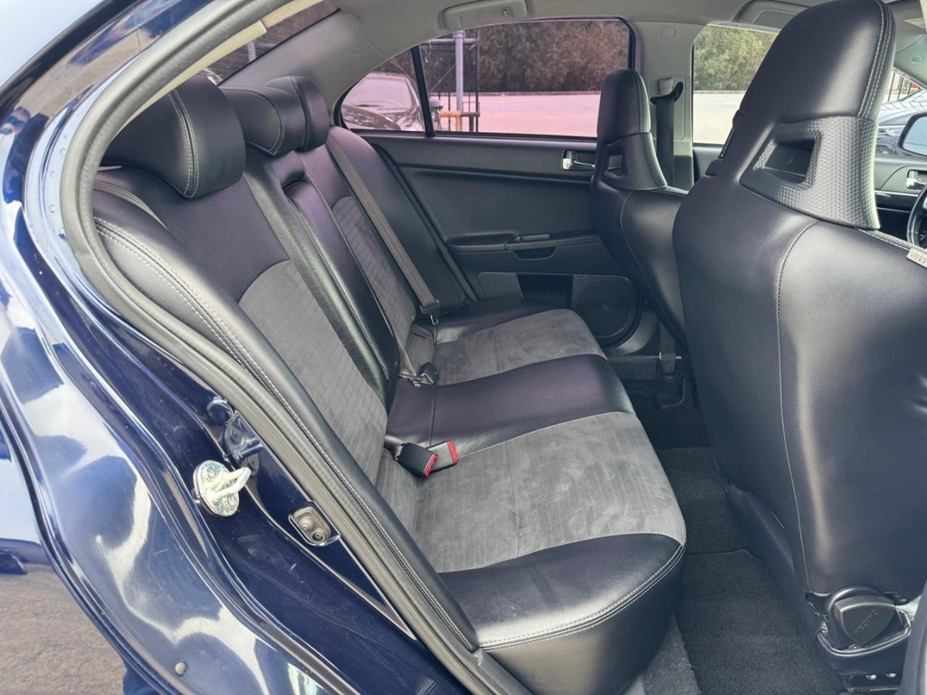 Mitsubishi Lancer Evolution Vehicle Full-screen Gallery Image 16