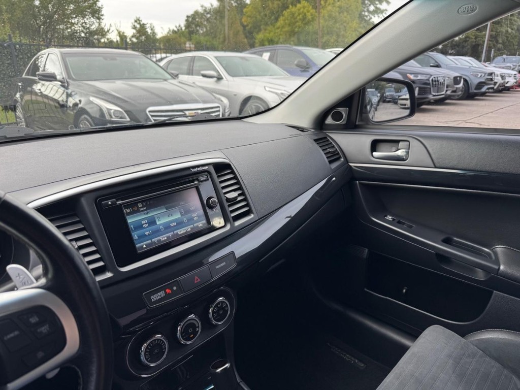 Mitsubishi Lancer Evolution Vehicle Full-screen Gallery Image 24