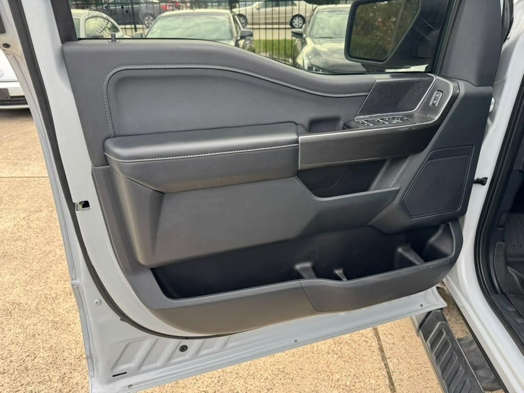 Ford F-150 Vehicle Full-screen Gallery Image 12