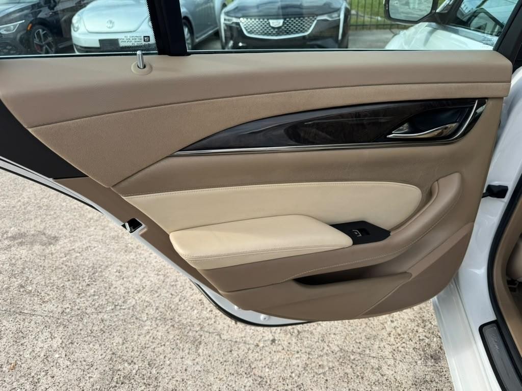 Cadillac CTS Sedan Vehicle Full-screen Gallery Image 19