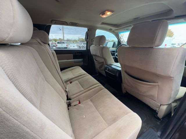 Toyota Sequoia Vehicle Full-screen Gallery Image 09