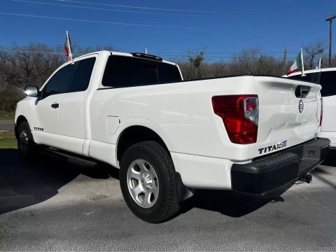 Nissan Titan Vehicle Full-screen Gallery Image 02