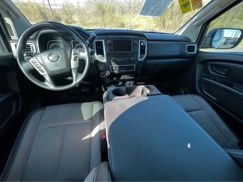 Nissan Titan Vehicle Full-screen Gallery Image 03