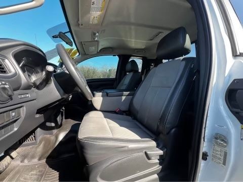 Nissan Titan Vehicle Full-screen Gallery Image 05